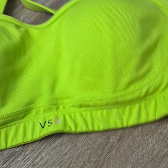 Victoria's Secret Green Sports Bra - Picture 2 of 4